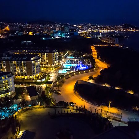 รามาดา รีสอร์ต บาย วินด์แฮม คูซาดาซิ Hotel คูซาดาซี ภายนอก รูปภาพ Aerial view of the resort at night