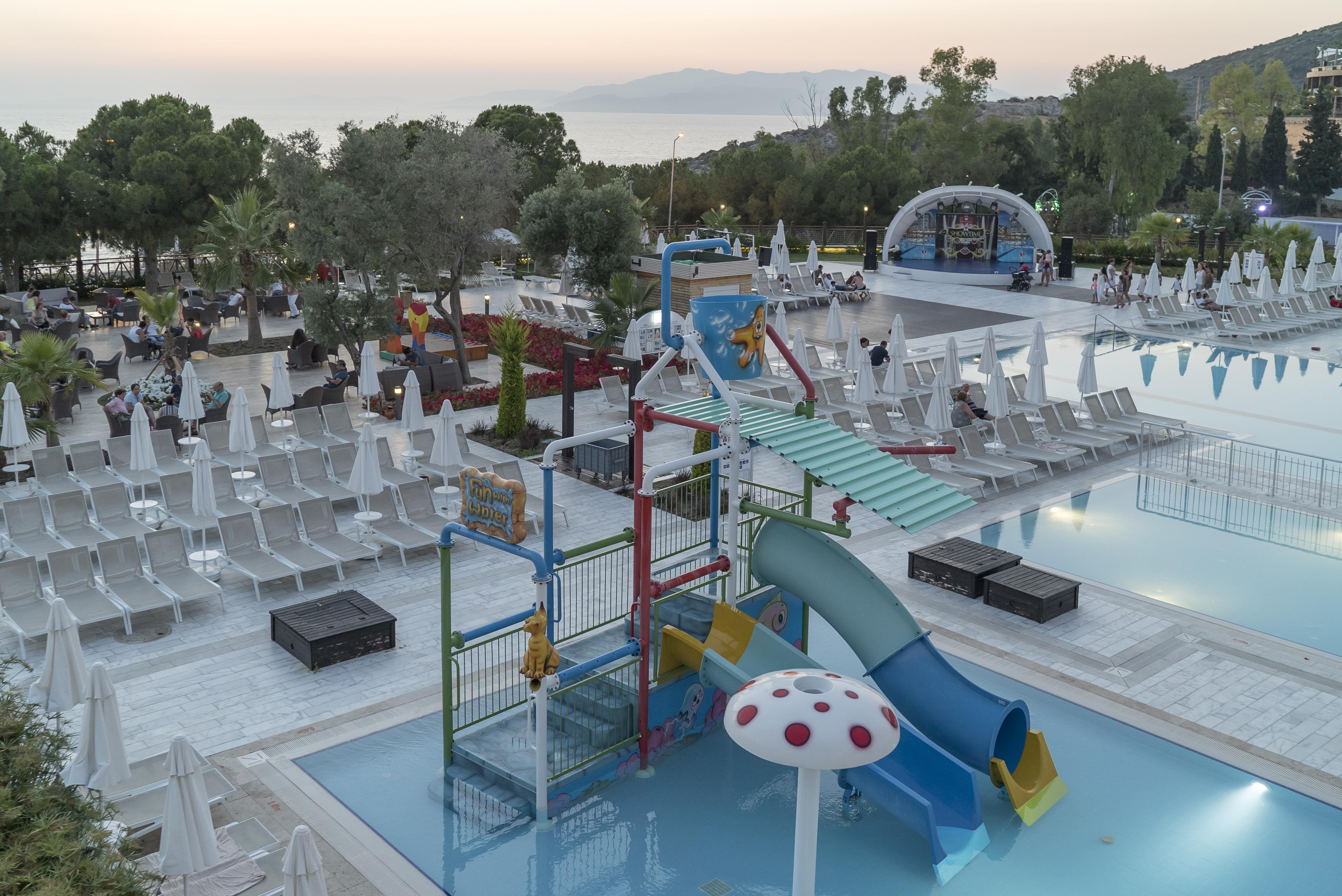 รามาดา รีสอร์ต บาย วินด์แฮม คูซาดาซิ Hotel คูซาดาซี ภายนอก รูปภาพ The water park at the hotel