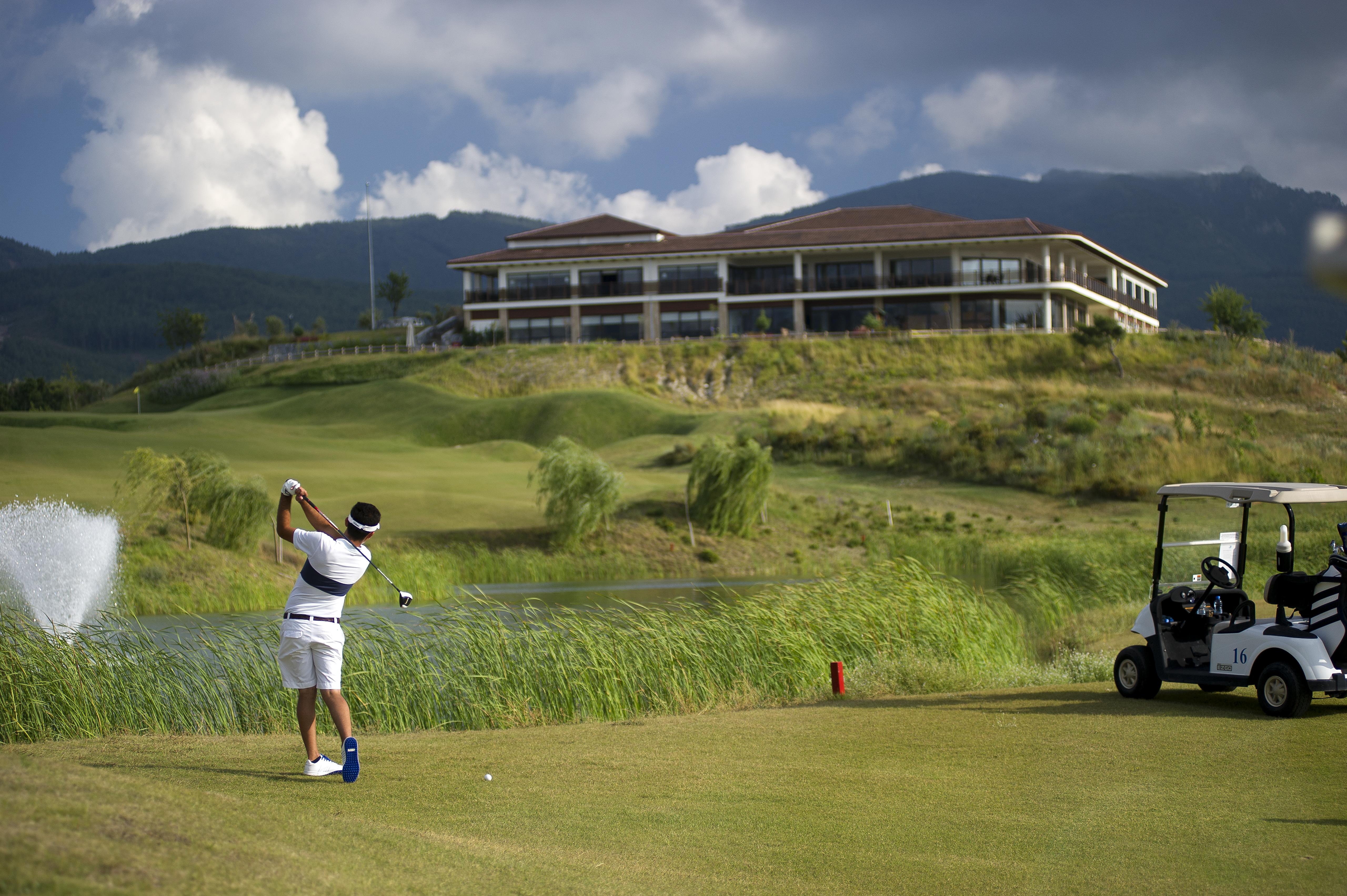 รามาดา รีสอร์ต บาย วินด์แฮม คูซาดาซิ Hotel คูซาดาซี ภายนอก รูปภาพ Golf course in Lima, Peru