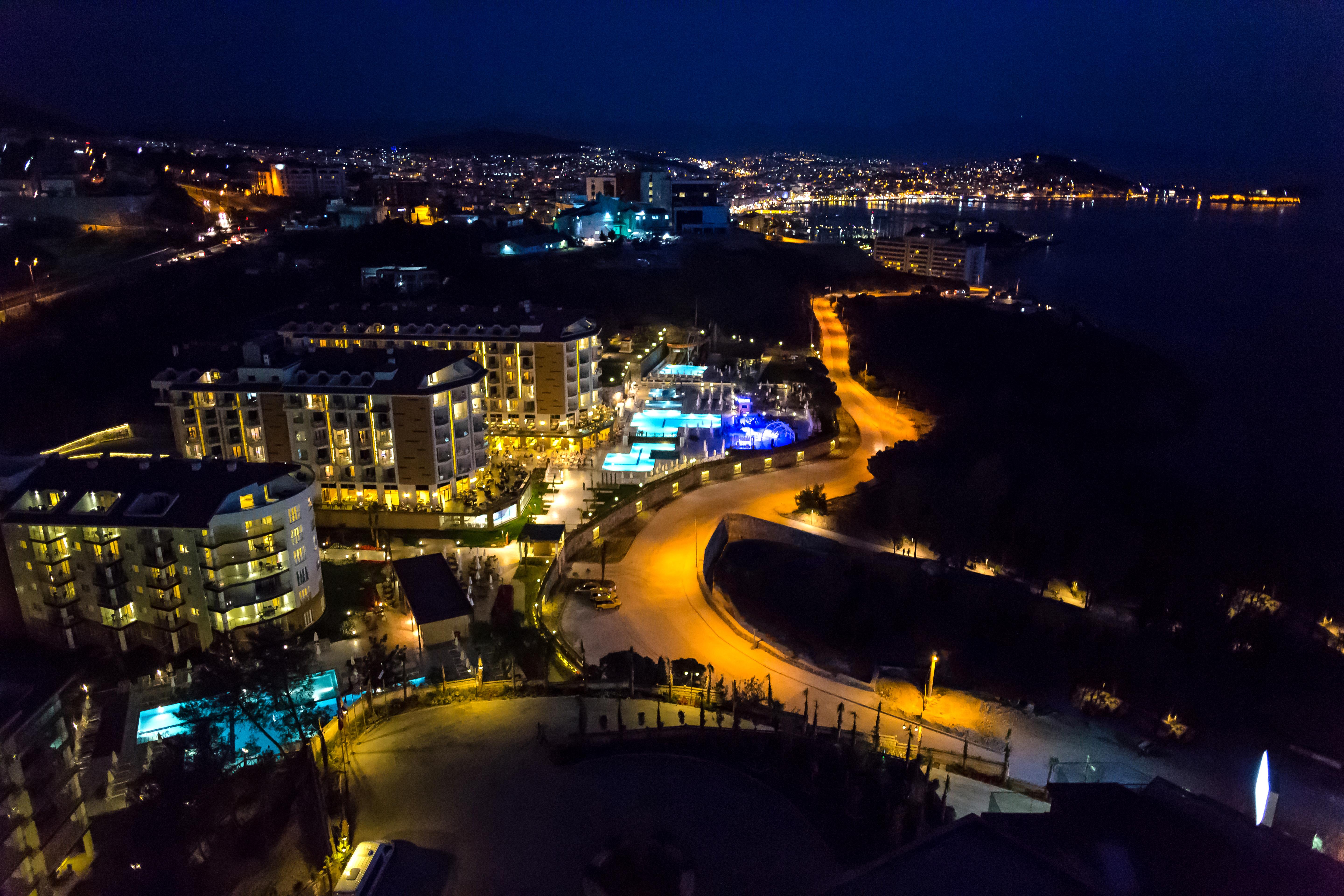 รามาดา รีสอร์ต บาย วินด์แฮม คูซาดาซิ Hotel คูซาดาซี ภายนอก รูปภาพ Aerial view of the resort at night