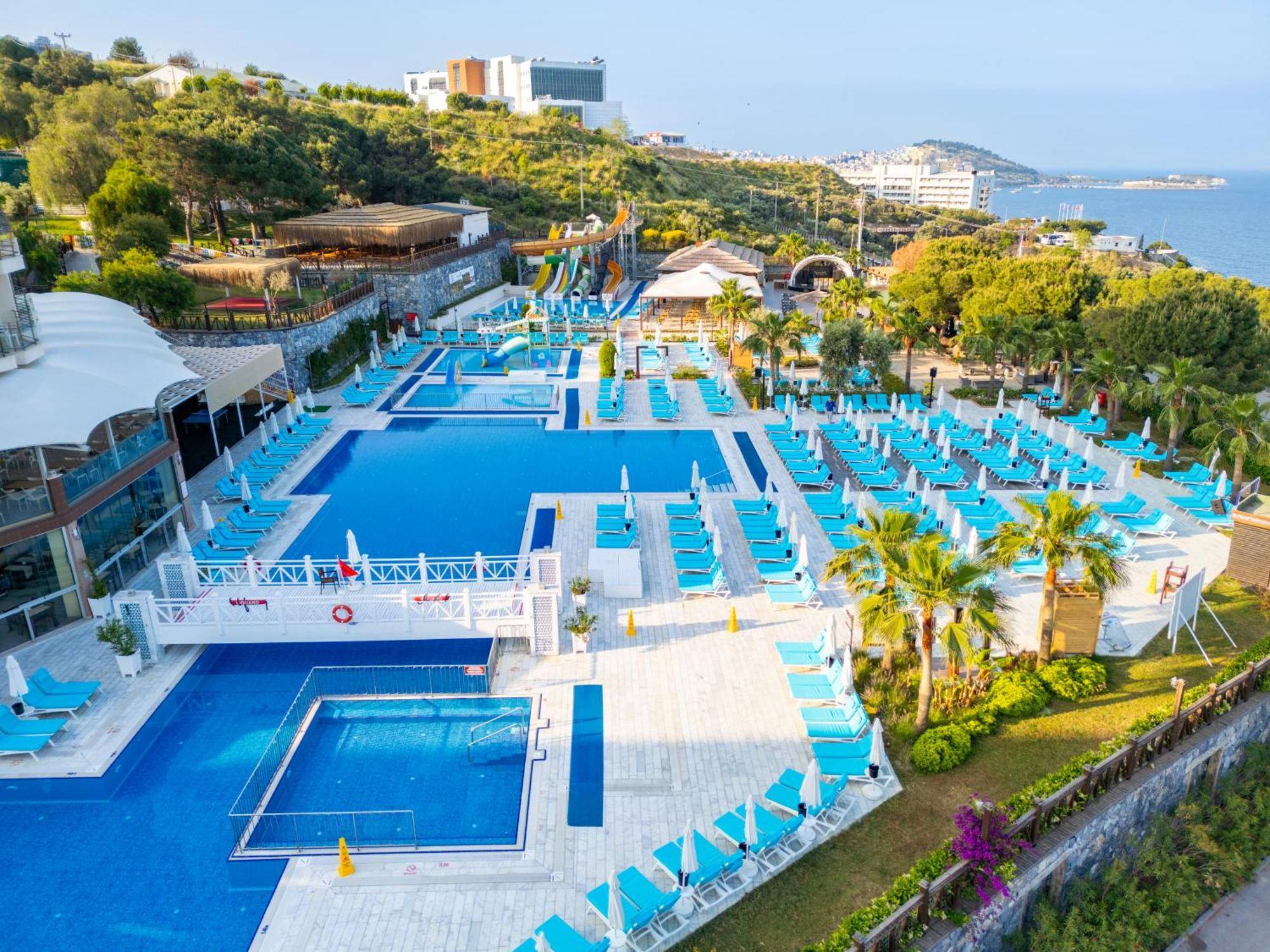 รามาดา รีสอร์ต บาย วินด์แฮม คูซาดาซิ Hotel คูซาดาซี ภายนอก รูปภาพ Pool area