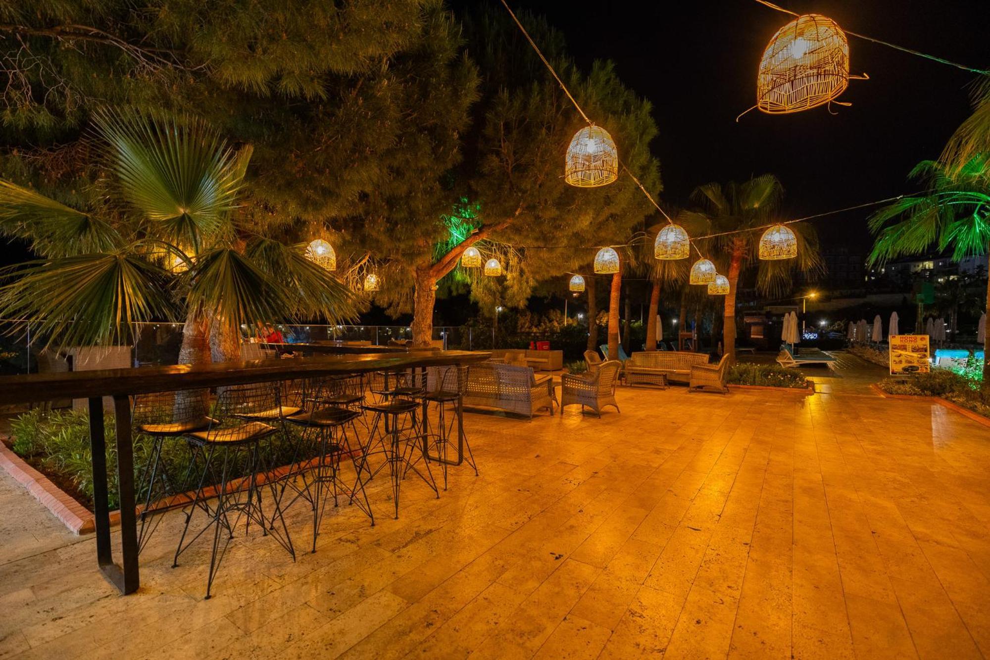 รามาดา รีสอร์ต บาย วินด์แฮม คูซาดาซิ Hotel คูซาดาซี ภายนอก รูปภาพ The beach bar at night