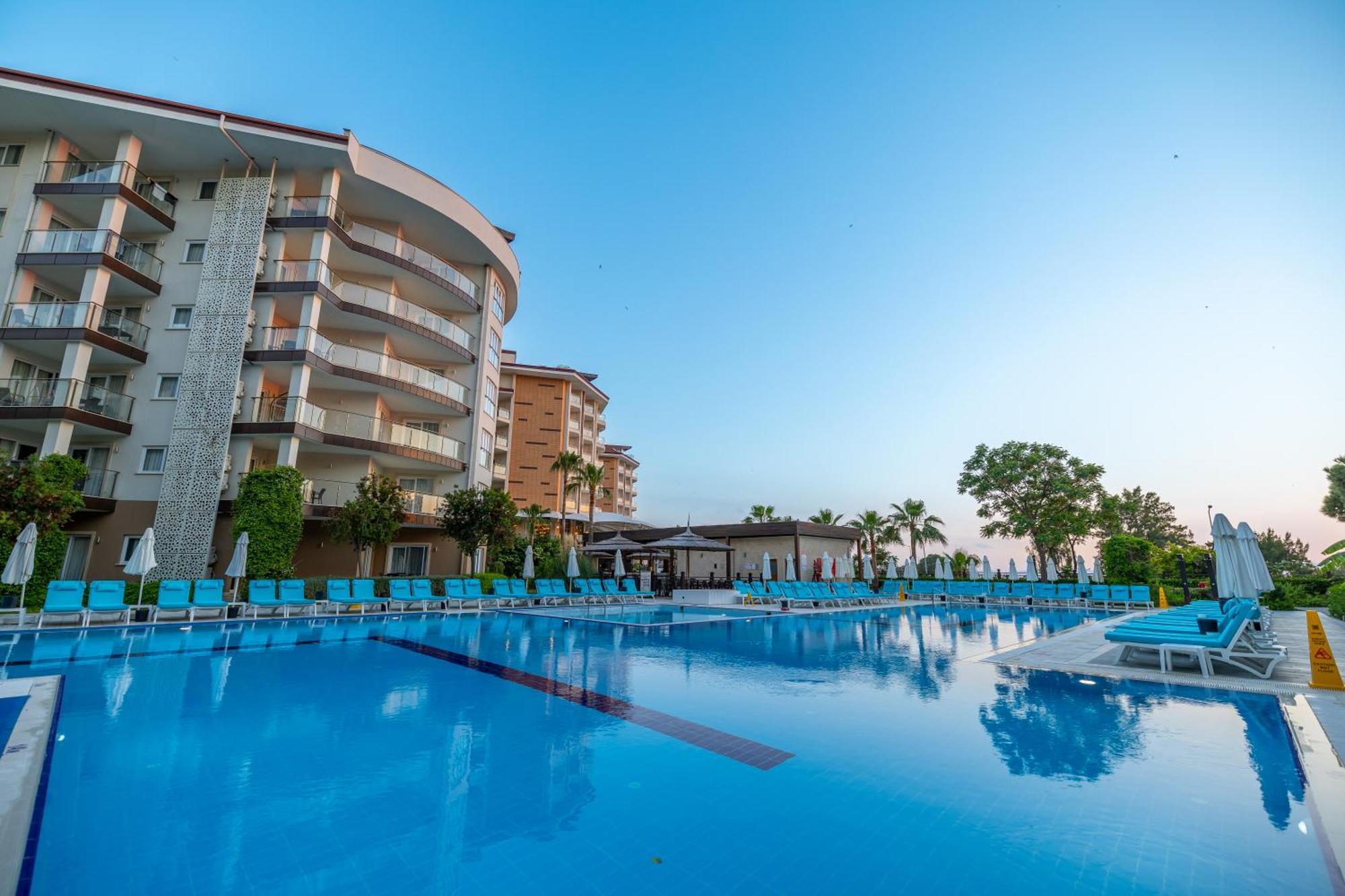 รามาดา รีสอร์ต บาย วินด์แฮม คูซาดาซิ Hotel คูซาดาซี ภายนอก รูปภาพ