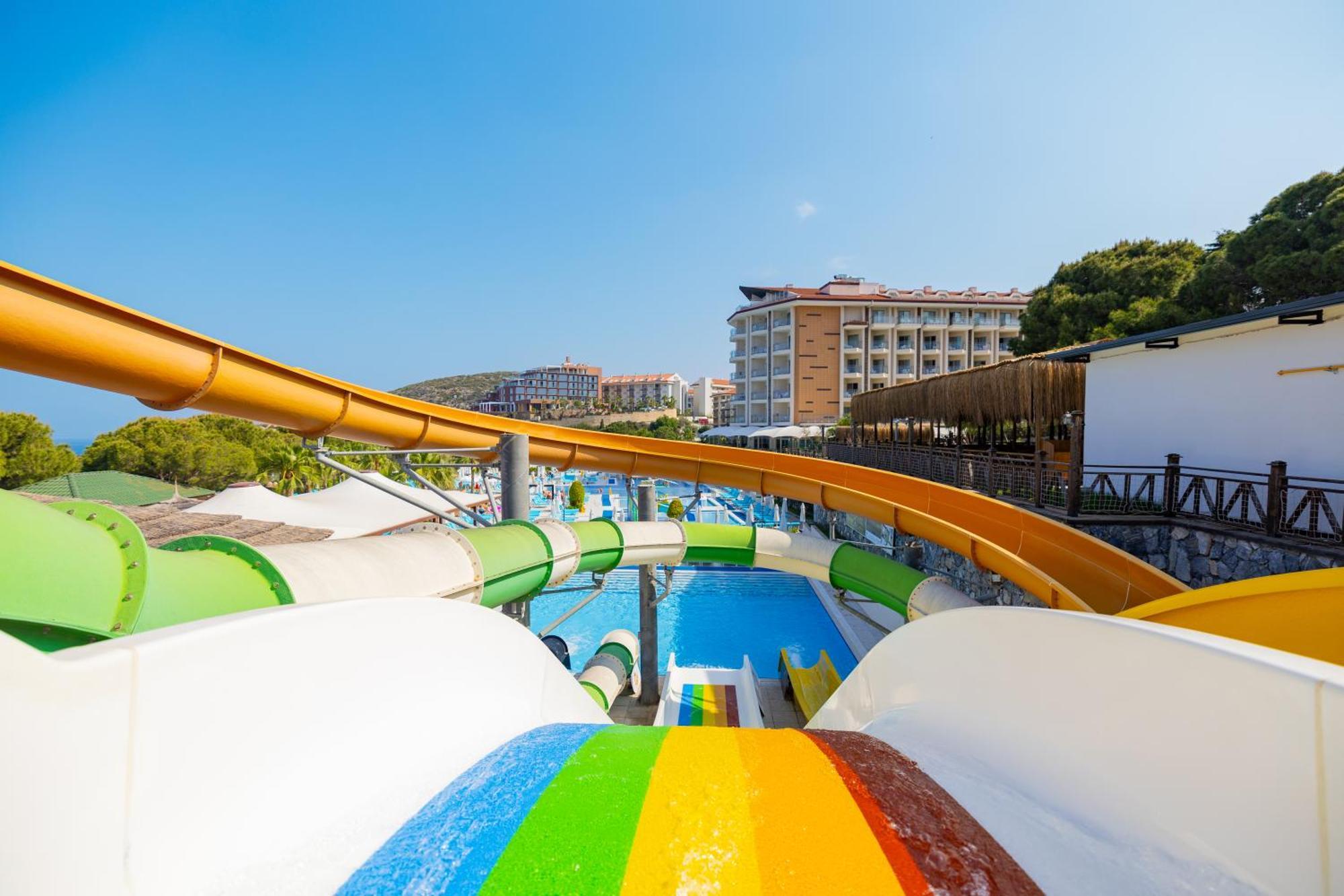 รามาดา รีสอร์ต บาย วินด์แฮม คูซาดาซิ Hotel คูซาดาซี ภายนอก รูปภาพ Water park in Turkey