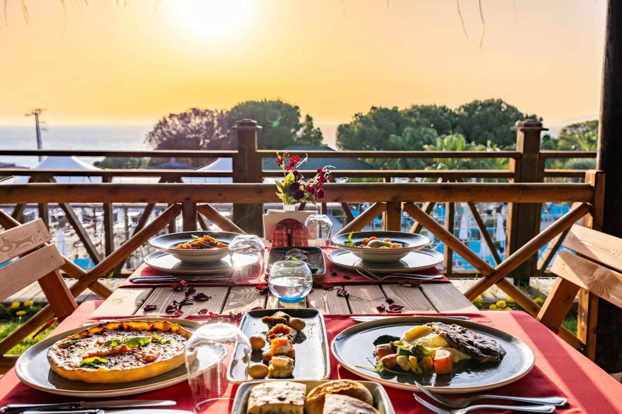 รามาดา รีสอร์ต บาย วินด์แฮม คูซาดาซิ Hotel คูซาดาซี ภายนอก รูปภาพ A typical dinner at the resort
