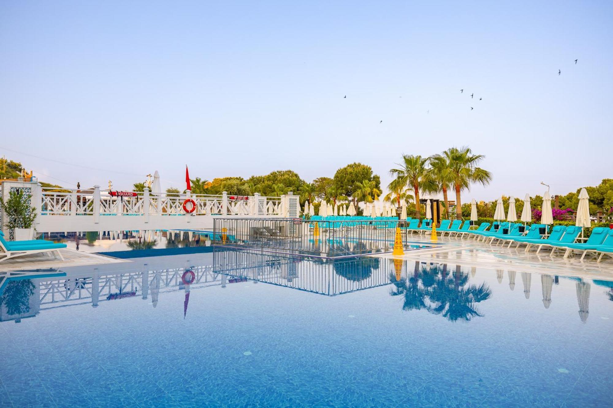 รามาดา รีสอร์ต บาย วินด์แฮม คูซาดาซิ Hotel คูซาดาซี ภายนอก รูปภาพ A swimming pool at a hotel in Turkey