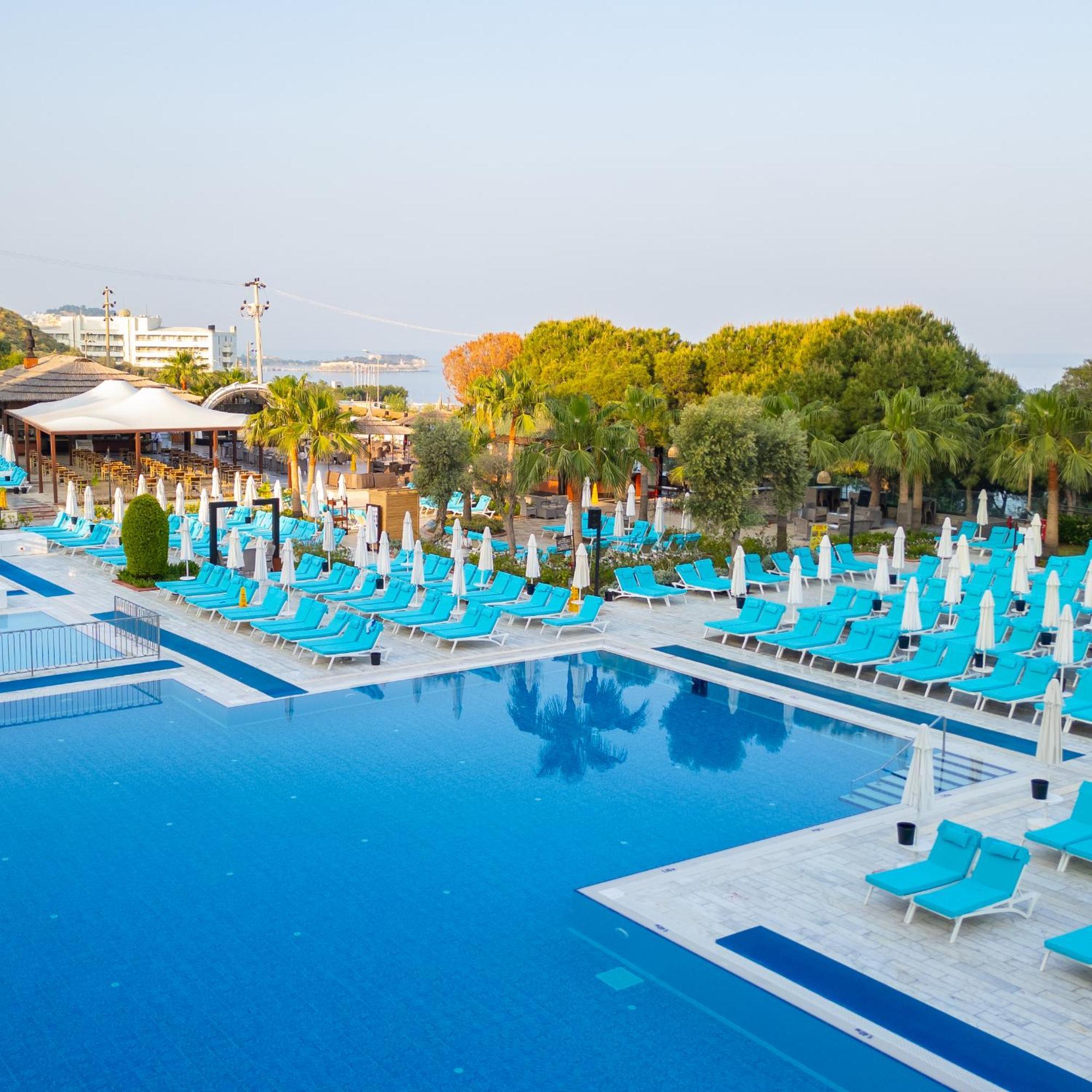 รามาดา รีสอร์ต บาย วินด์แฮม คูซาดาซิ Hotel คูซาดาซี ภายนอก รูปภาพ Pool at the hotel
