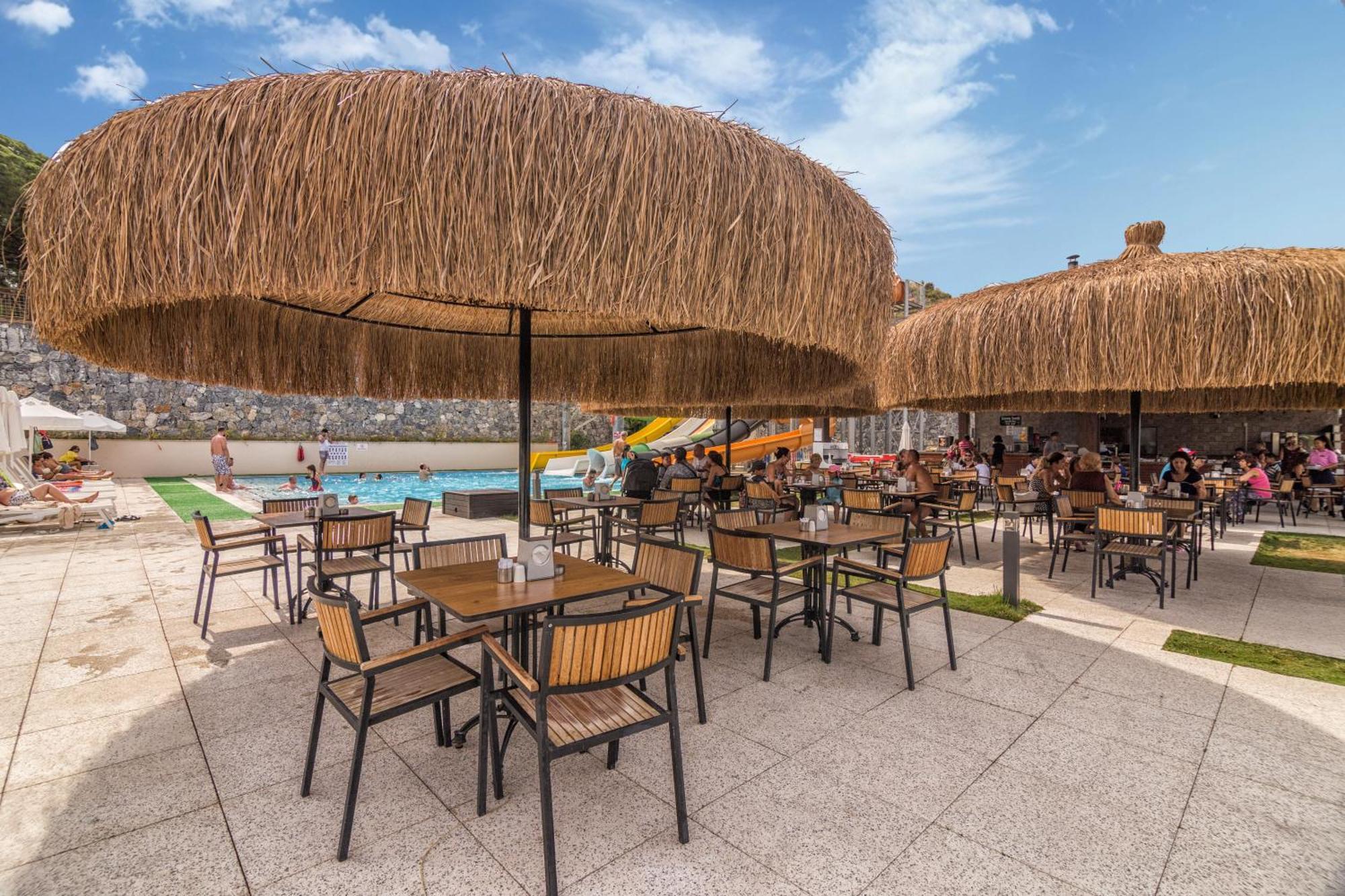 รามาดา รีสอร์ต บาย วินด์แฮม คูซาดาซิ Hotel คูซาดาซี ภายนอก รูปภาพ The restaurant