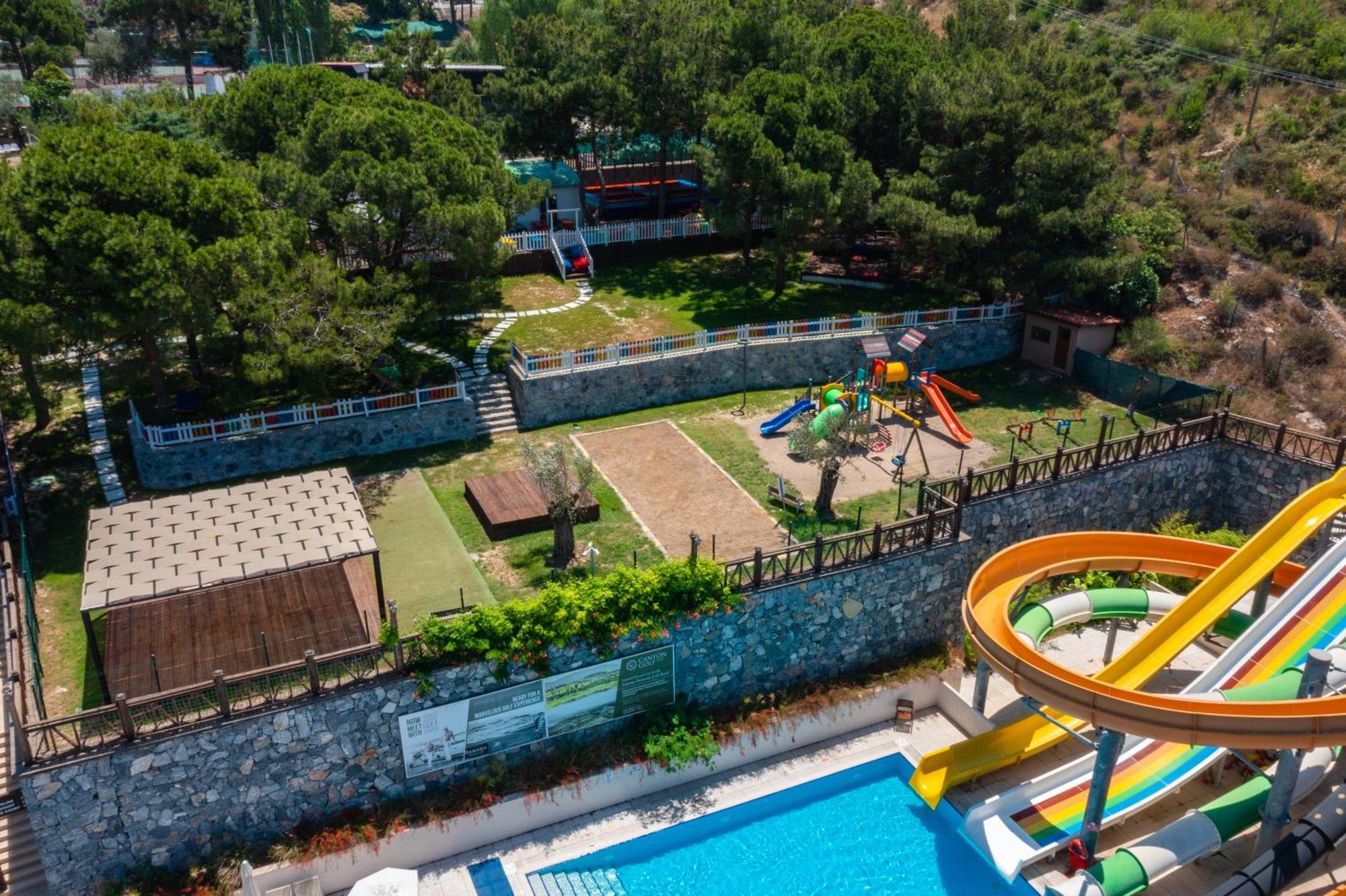 รามาดา รีสอร์ต บาย วินด์แฮม คูซาดาซิ Hotel คูซาดาซี ภายนอก รูปภาพ Aerial view of the park