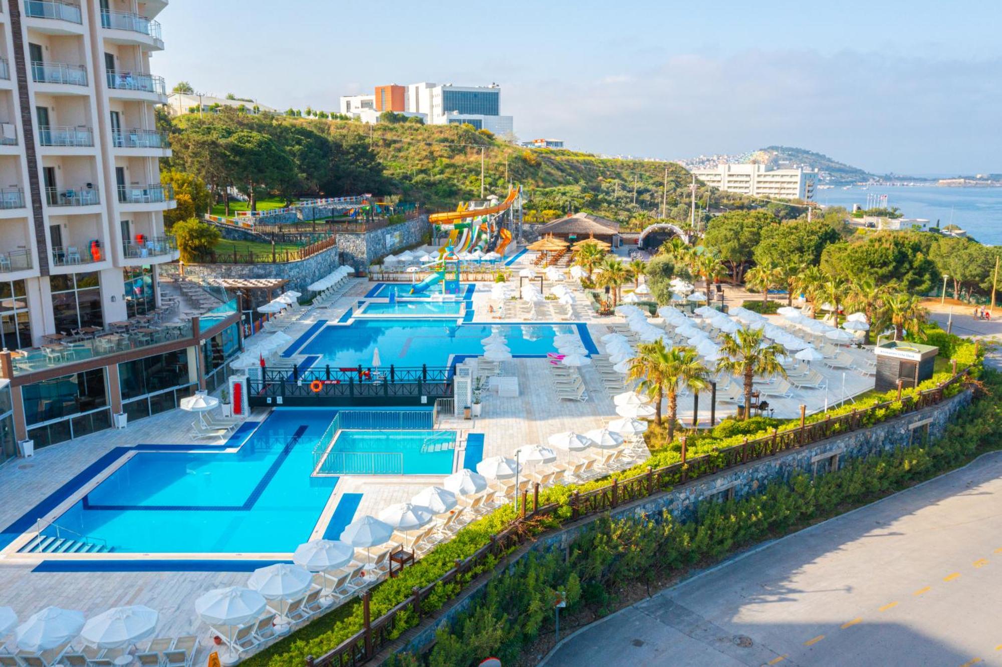 รามาดา รีสอร์ต บาย วินด์แฮม คูซาดาซิ Hotel คูซาดาซี ภายนอก รูปภาพ A view of the hotel