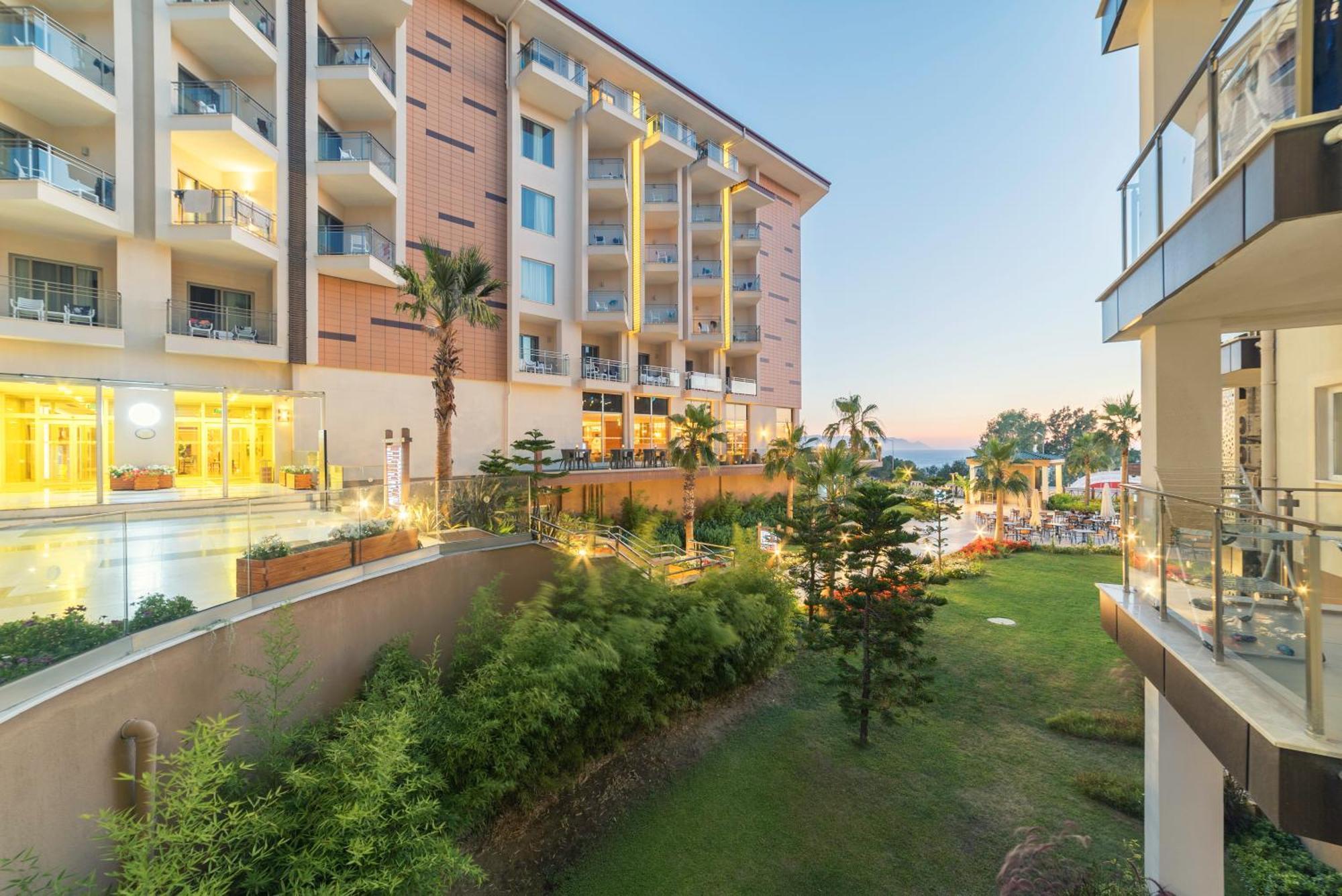 รามาดา รีสอร์ต บาย วินด์แฮม คูซาดาซิ Hotel คูซาดาซี ภายนอก รูปภาพ The hotel's grounds