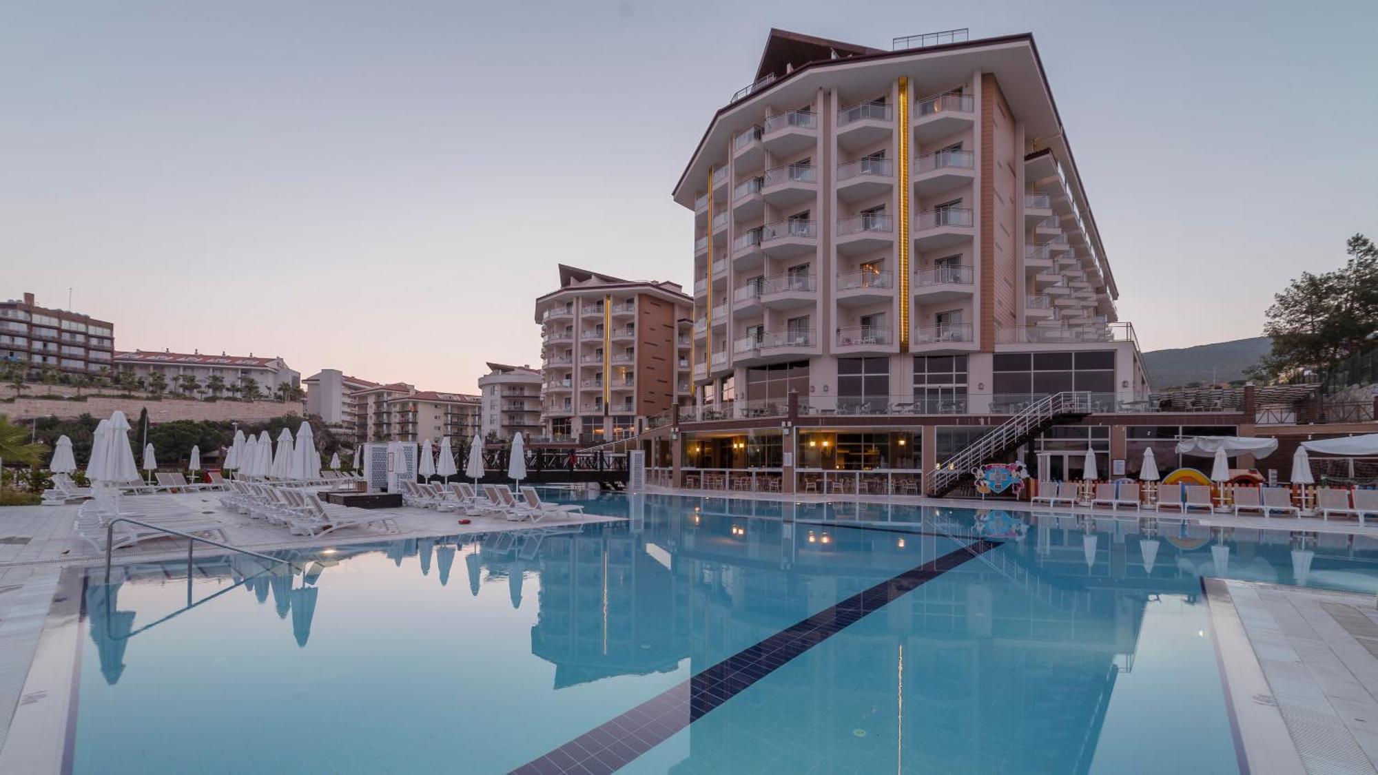 รามาดา รีสอร์ต บาย วินด์แฮม คูซาดาซิ Hotel คูซาดาซี ภายนอก รูปภาพ