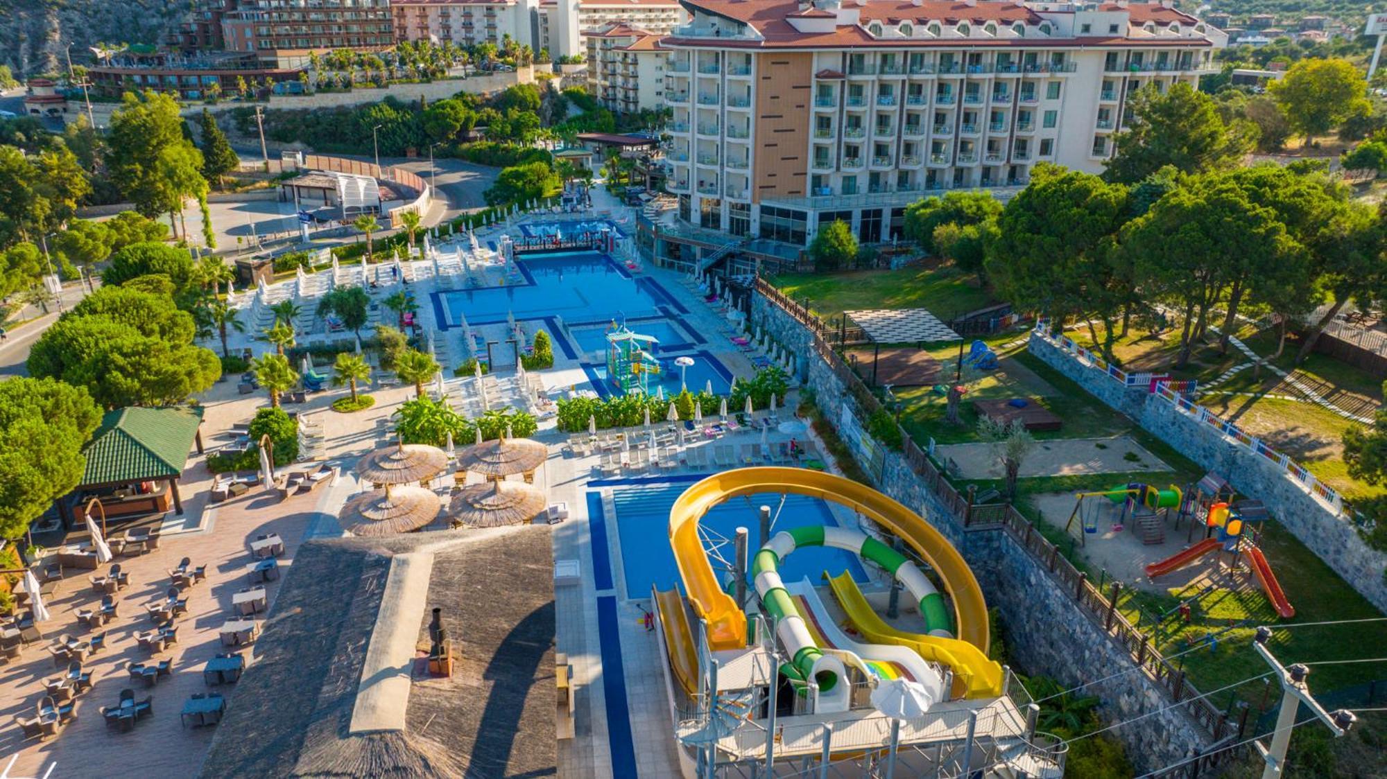 รามาดา รีสอร์ต บาย วินด์แฮม คูซาดาซิ Hotel คูซาดาซี ภายนอก รูปภาพ Aerial view of the water park