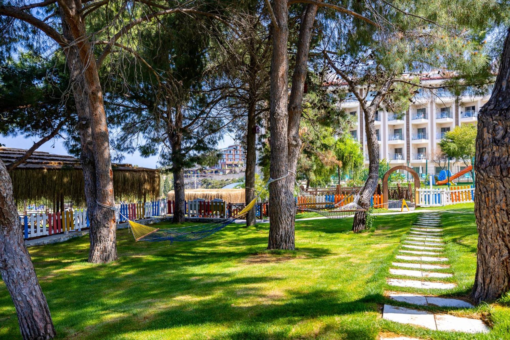 รามาดา รีสอร์ต บาย วินด์แฮม คูซาดาซิ Hotel คูซาดาซี ภายนอก รูปภาพ The park