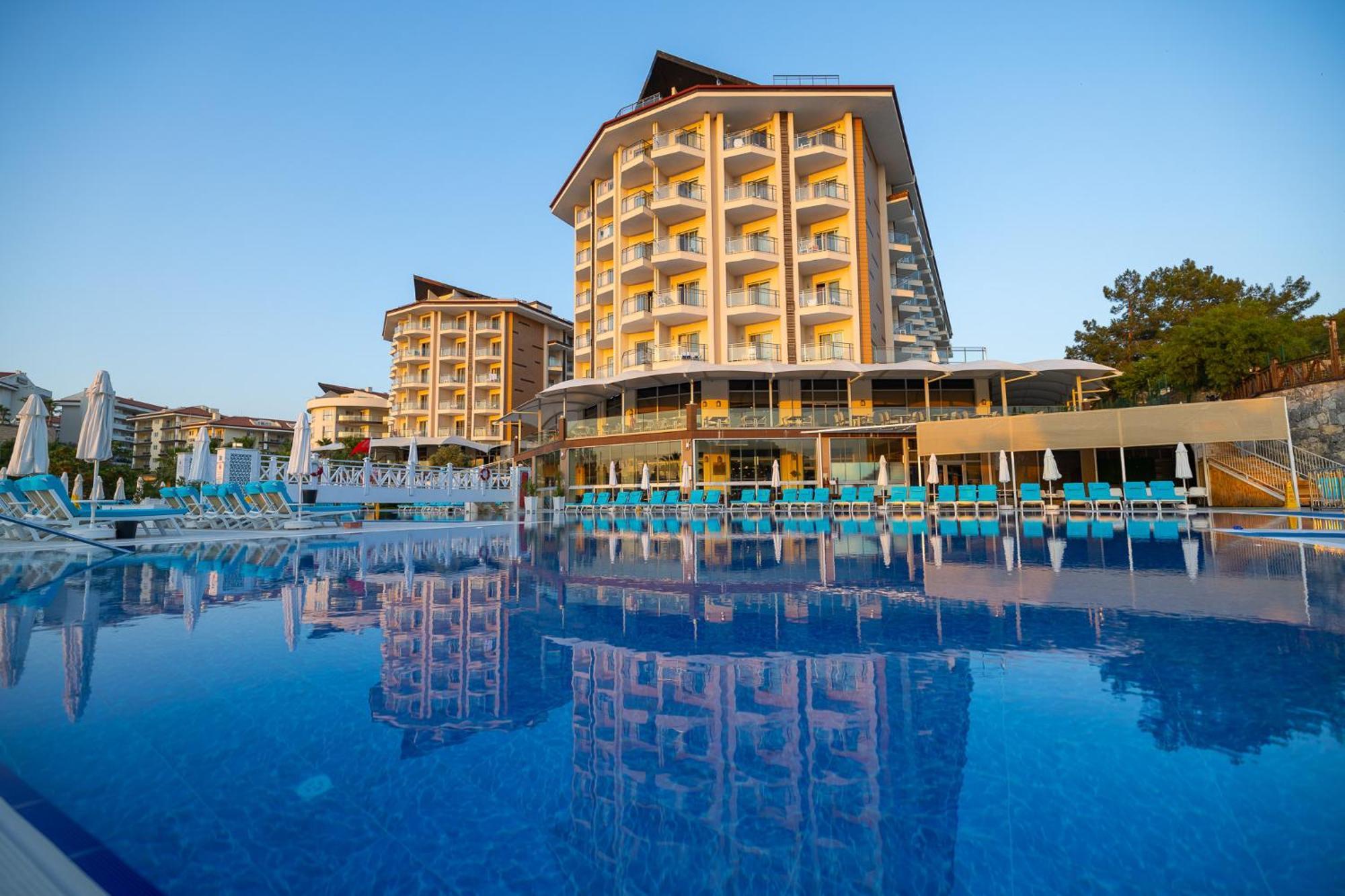 รามาดา รีสอร์ต บาย วินด์แฮม คูซาดาซิ Hotel คูซาดาซี ภายนอก รูปภาพ