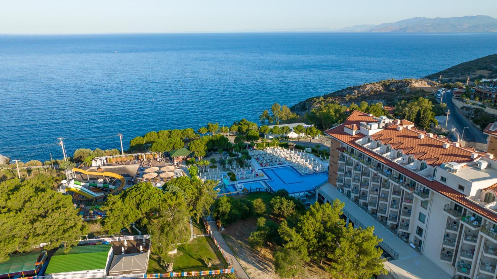 รามาดา รีสอร์ต บาย วินด์แฮม คูซาดาซิ Hotel คูซาดาซี ภายนอก รูปภาพ A view of the resort