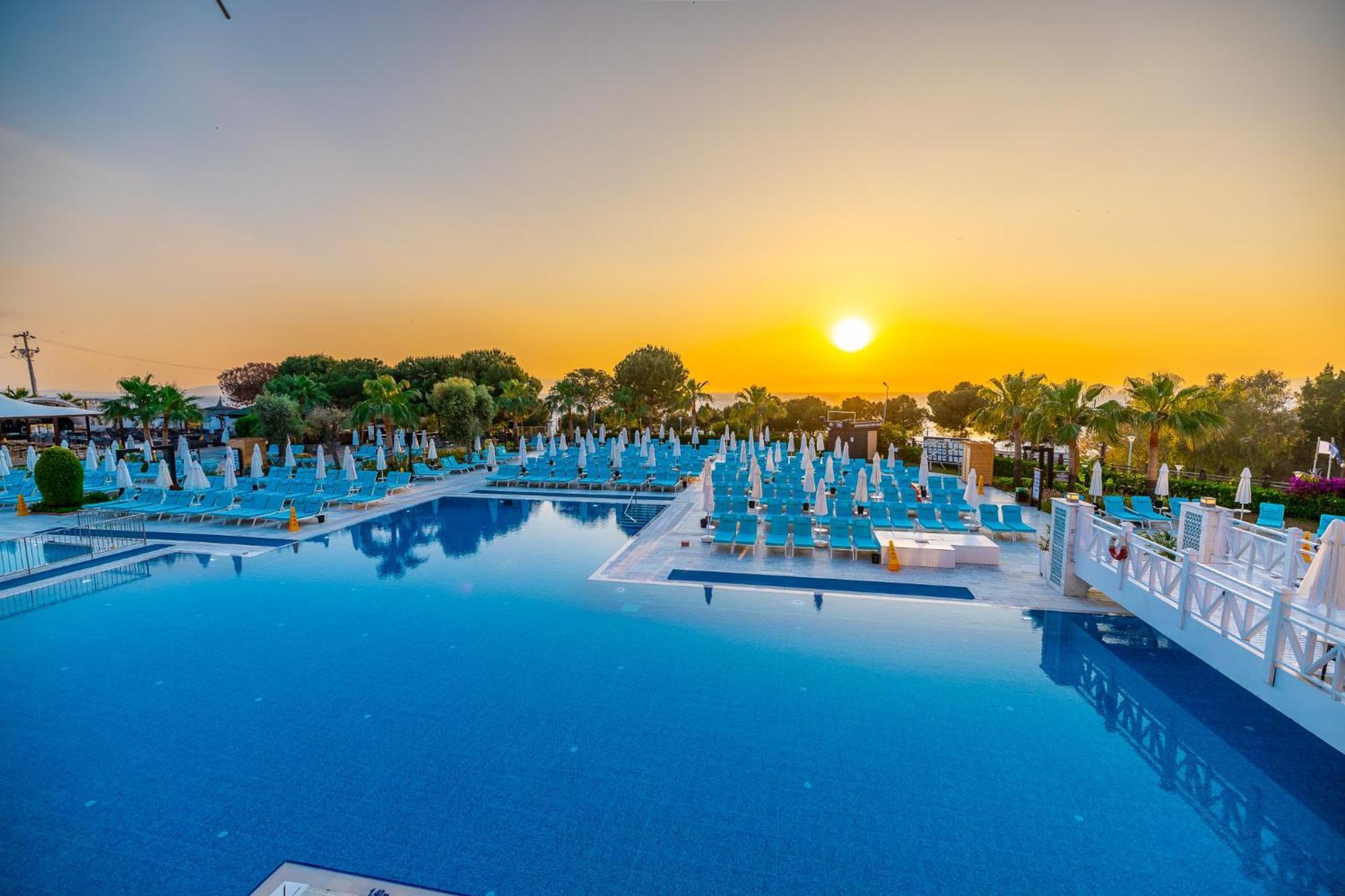 รามาดา รีสอร์ต บาย วินด์แฮม คูซาดาซิ Hotel คูซาดาซี ภายนอก รูปภาพ Sunset at the pool of the hotel