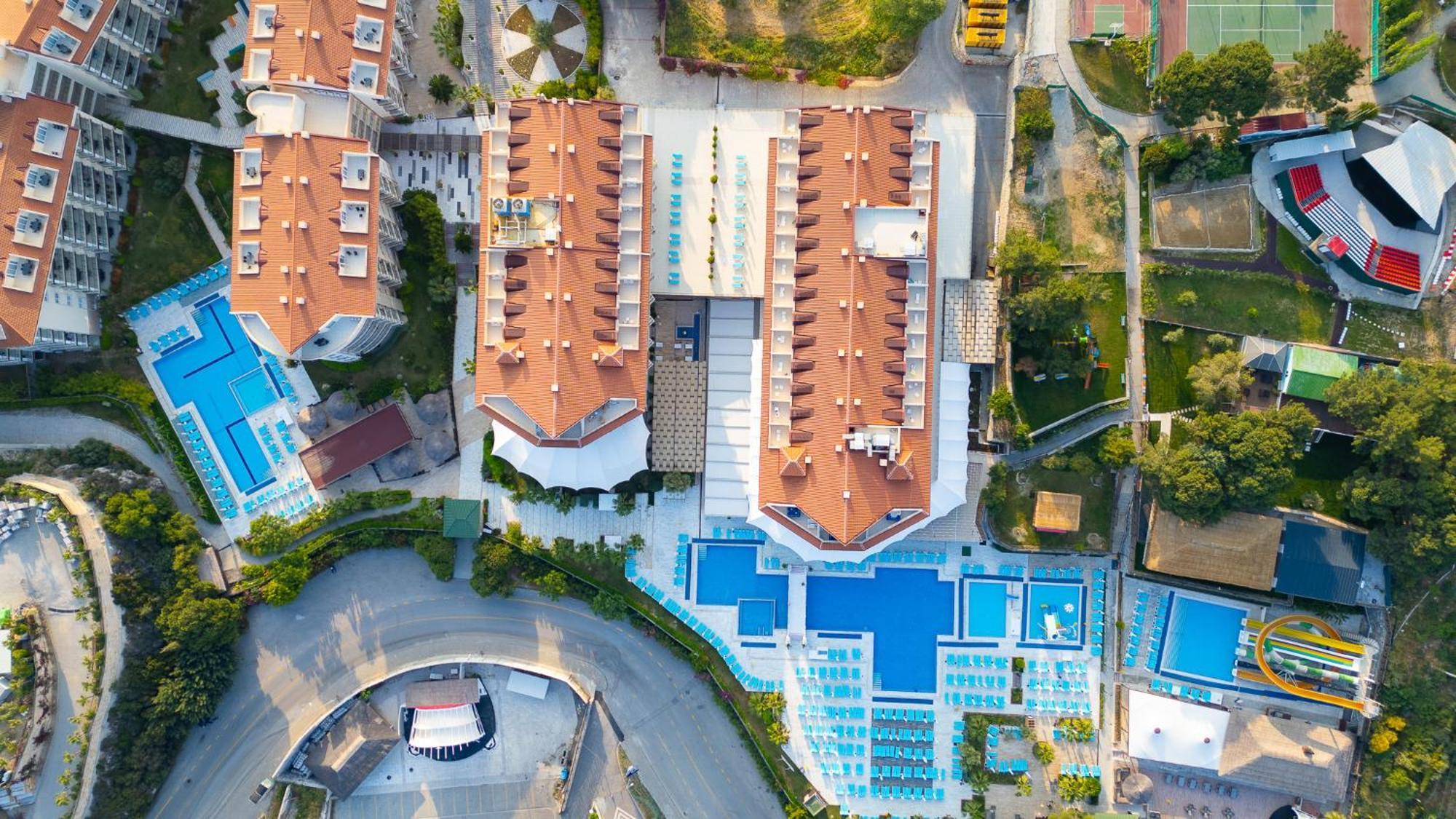 รามาดา รีสอร์ต บาย วินด์แฮม คูซาดาซิ Hotel คูซาดาซี ภายนอก รูปภาพ Aerial view of the hotel