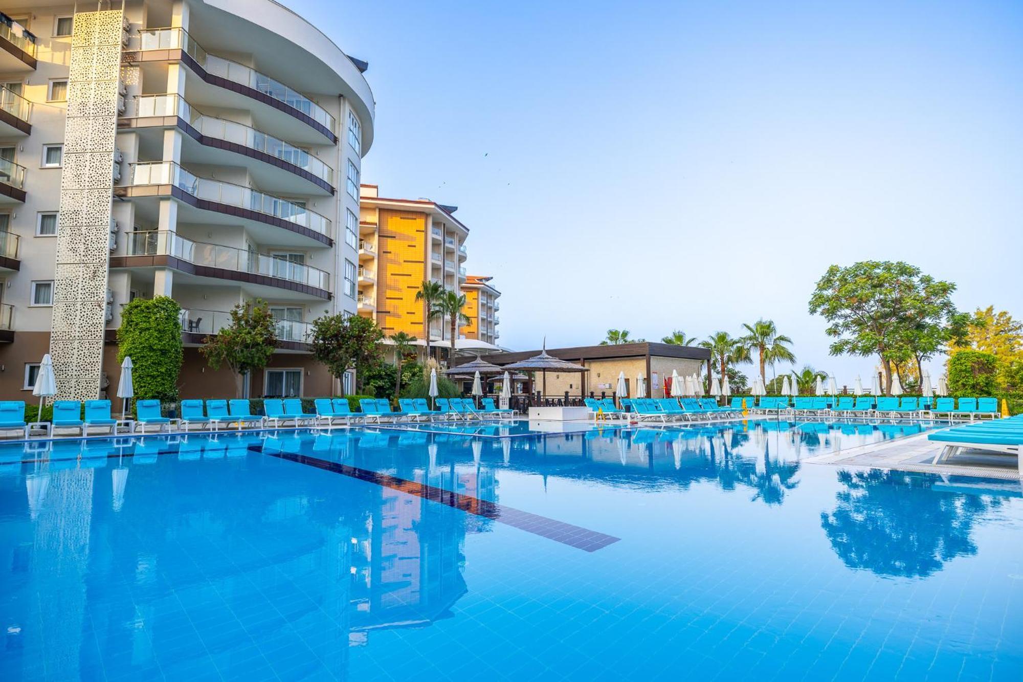 รามาดา รีสอร์ต บาย วินด์แฮม คูซาดาซิ Hotel คูซาดาซี ภายนอก รูปภาพ