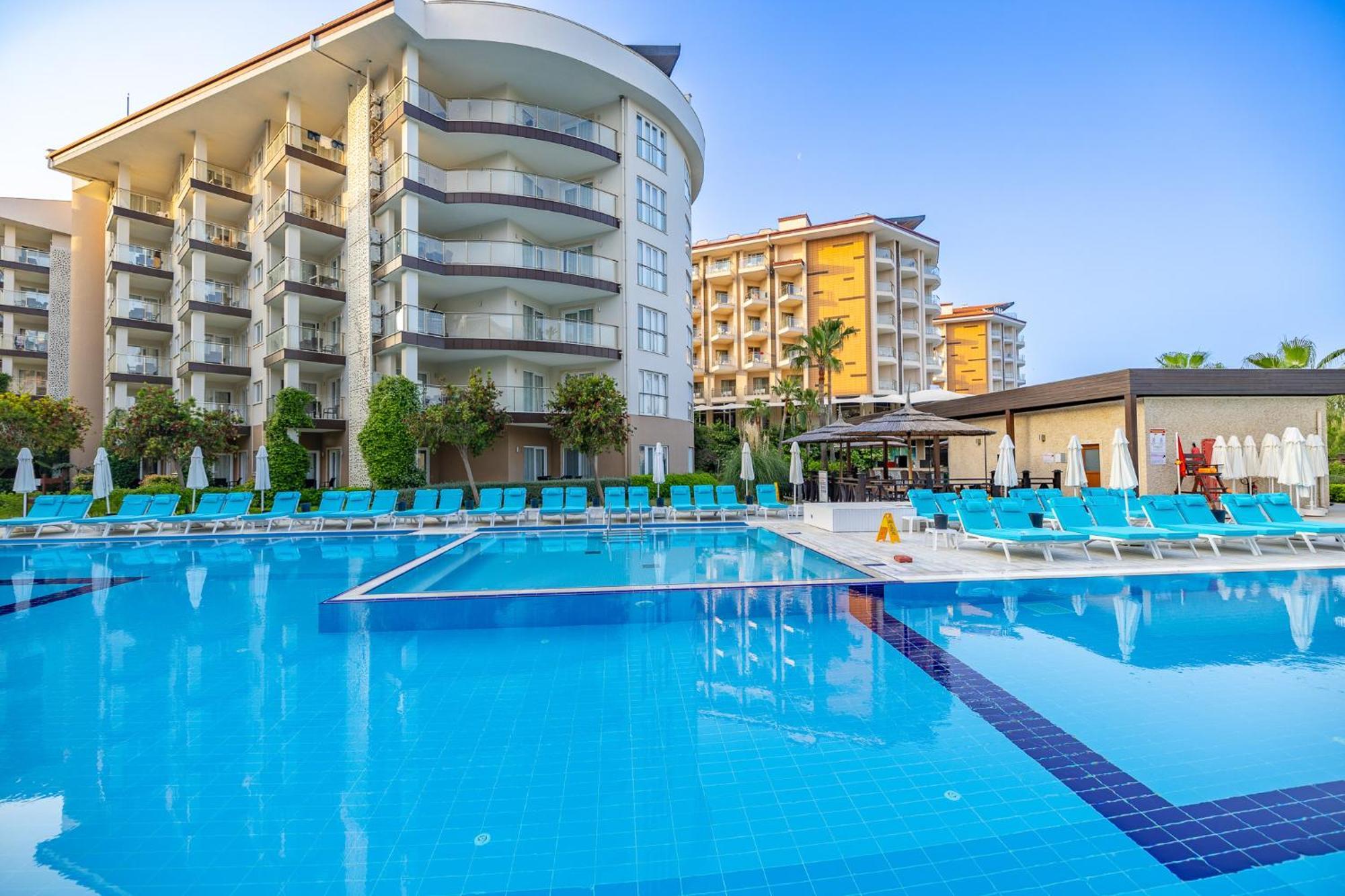 รามาดา รีสอร์ต บาย วินด์แฮม คูซาดาซิ Hotel คูซาดาซี ภายนอก รูปภาพ