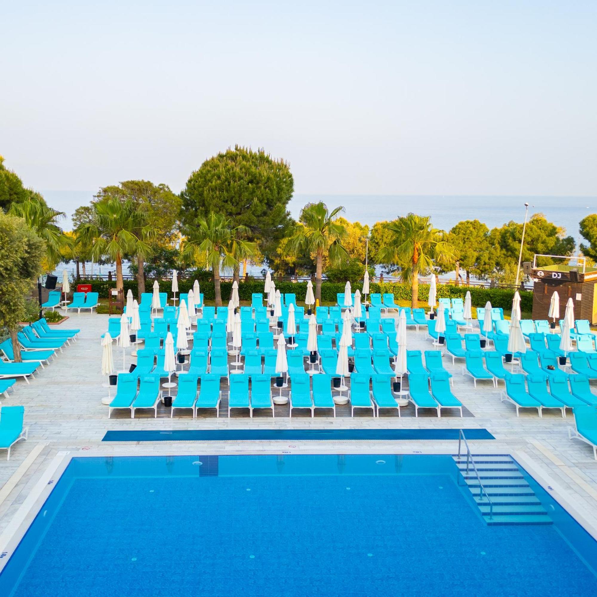 รามาดา รีสอร์ต บาย วินด์แฮม คูซาดาซิ Hotel คูซาดาซี ภายนอก รูปภาพ The beach at the hotel