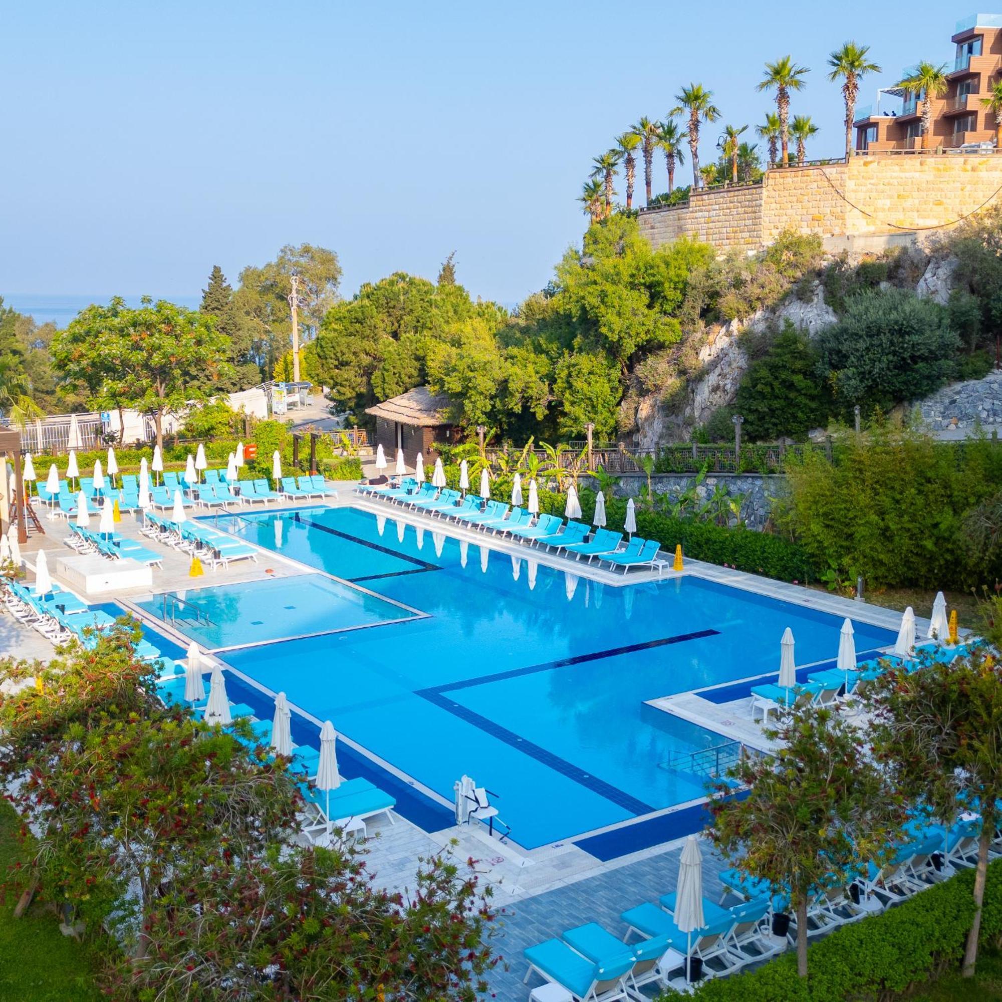 รามาดา รีสอร์ต บาย วินด์แฮม คูซาดาซิ Hotel คูซาดาซี ภายนอก รูปภาพ A swimming pool