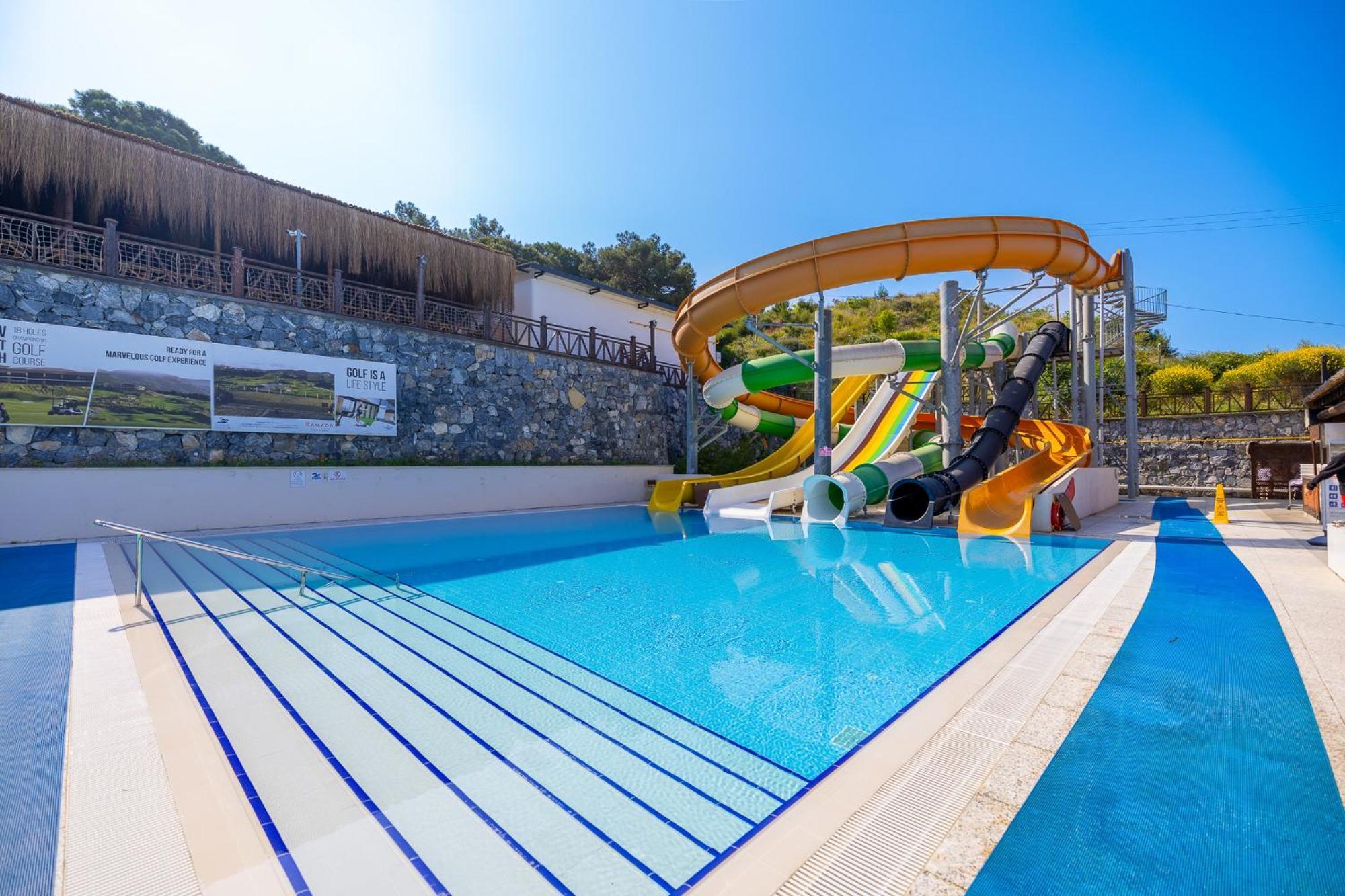 รามาดา รีสอร์ต บาย วินด์แฮม คูซาดาซิ Hotel คูซาดาซี ภายนอก รูปภาพ Water park