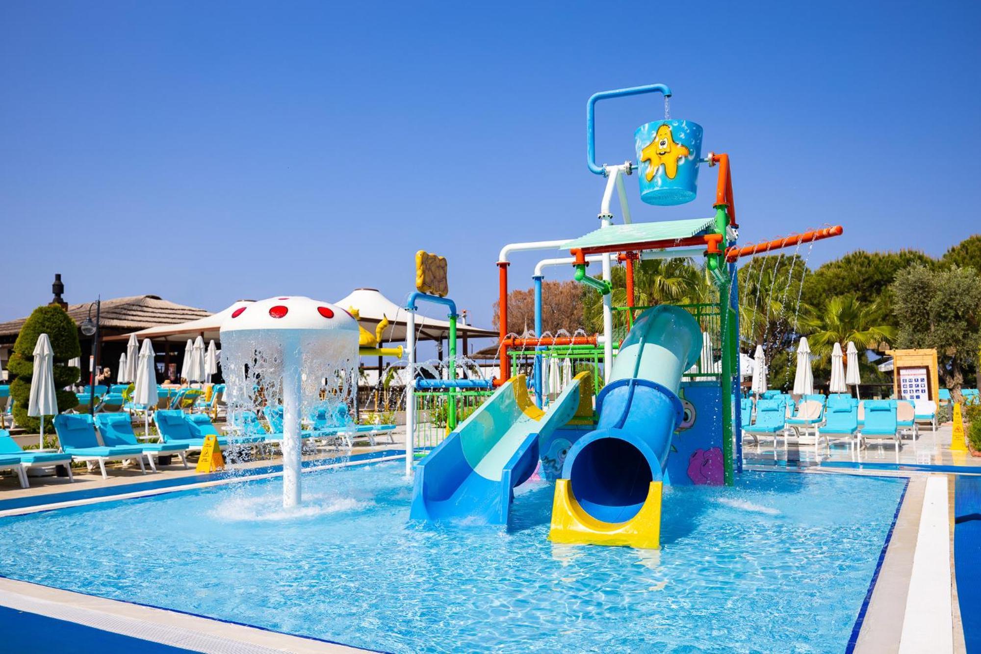 รามาดา รีสอร์ต บาย วินด์แฮม คูซาดาซิ Hotel คูซาดาซี ภายนอก รูปภาพ A water park in Greece