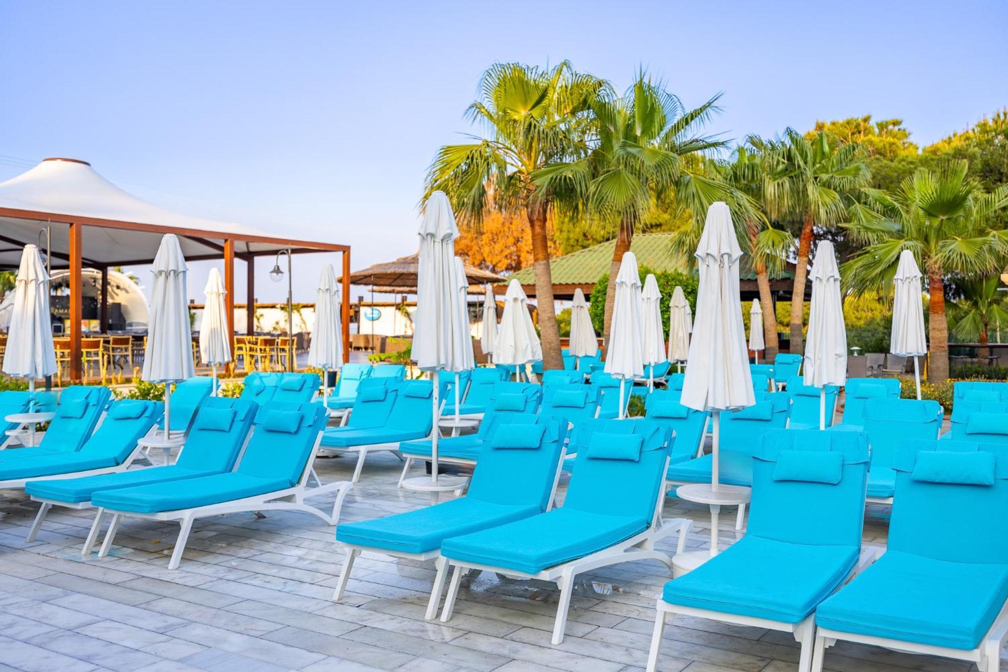 รามาดา รีสอร์ต บาย วินด์แฮม คูซาดาซิ Hotel คูซาดาซี ภายนอก รูปภาพ Sunloungers at a resort in Turkey