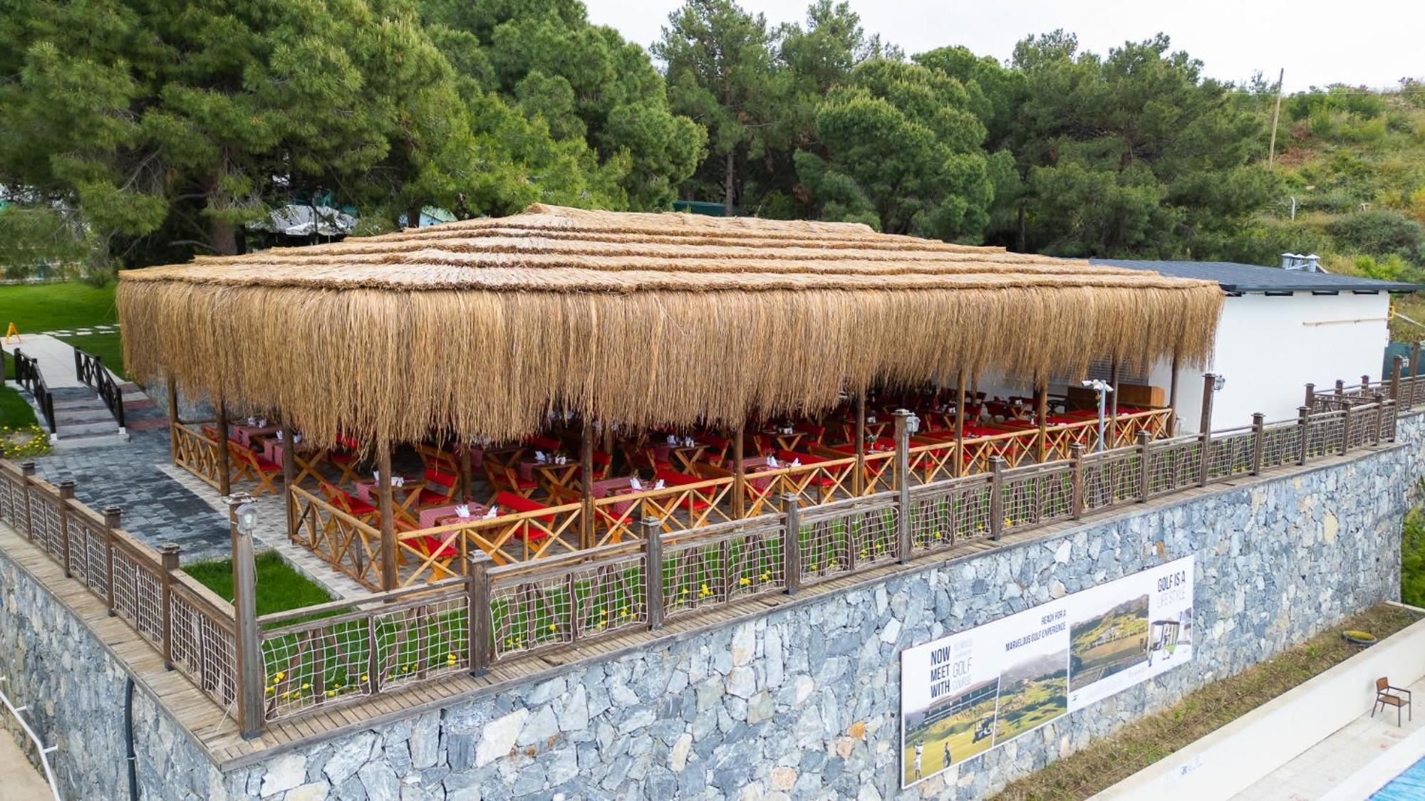 รามาดา รีสอร์ต บาย วินด์แฮม คูซาดาซิ Hotel คูซาดาซี ภายนอก รูปภาพ Restaurant in the village