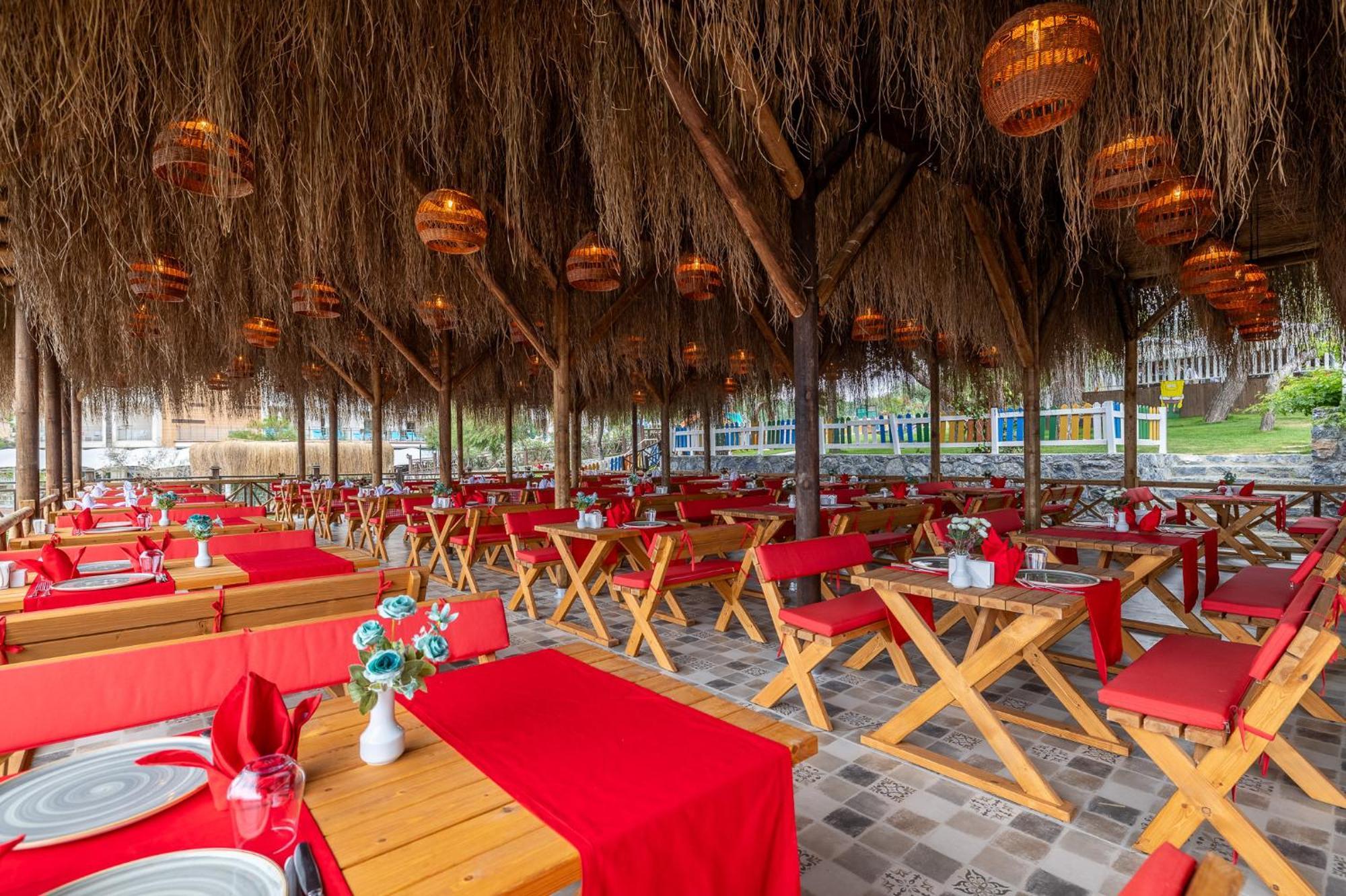 รามาดา รีสอร์ต บาย วินด์แฮม คูซาดาซิ Hotel คูซาดาซี ภายนอก รูปภาพ Restaurant in the resort