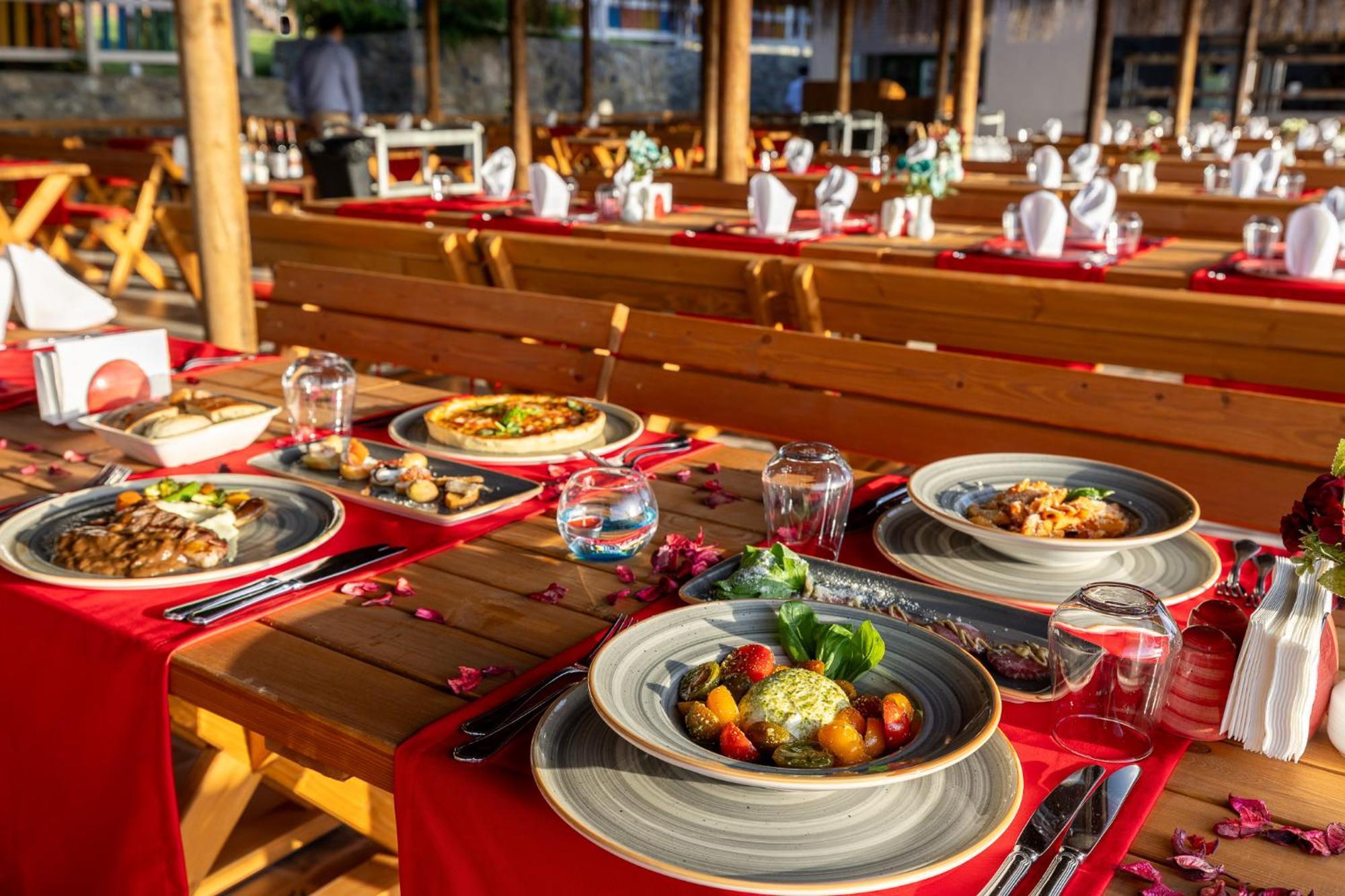 รามาดา รีสอร์ต บาย วินด์แฮม คูซาดาซิ Hotel คูซาดาซี ภายนอก รูปภาพ A typical dinner at the restaurant