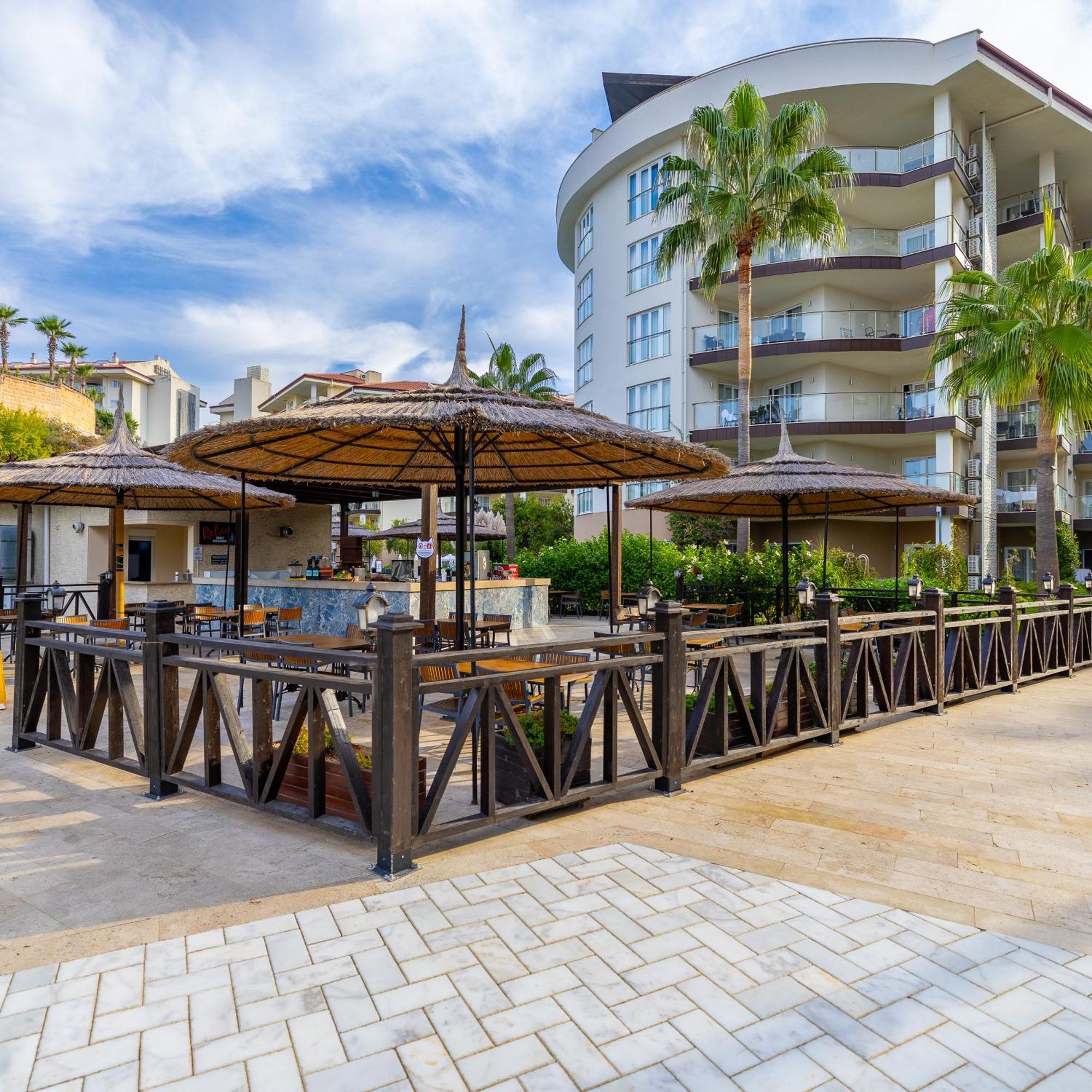 รามาดา รีสอร์ต บาย วินด์แฮม คูซาดาซิ Hotel คูซาดาซี ภายนอก รูปภาพ A poolside bar in Turkey