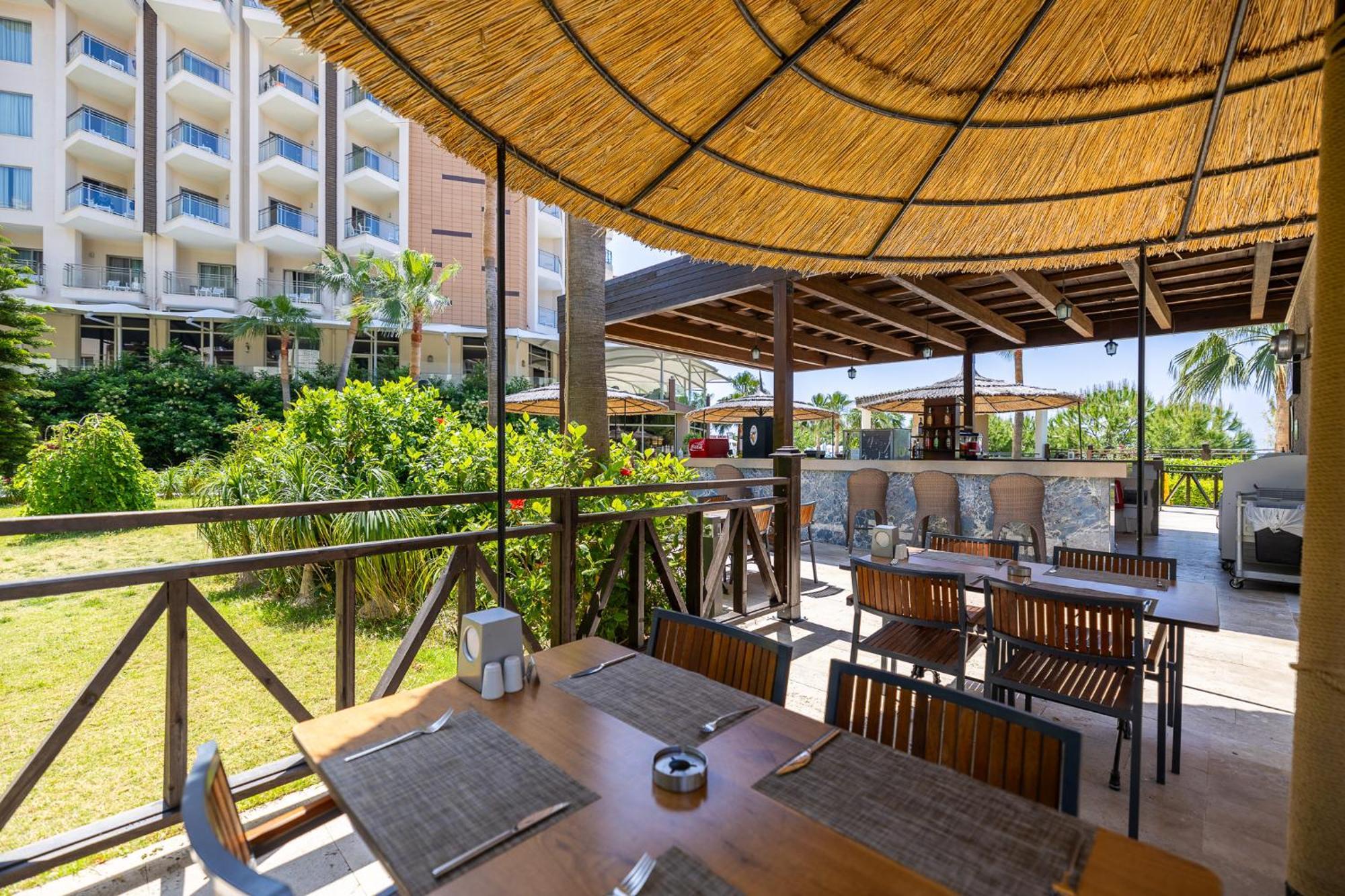 รามาดา รีสอร์ต บาย วินด์แฮม คูซาดาซิ Hotel คูซาดาซี ภายนอก รูปภาพ The restaurant
